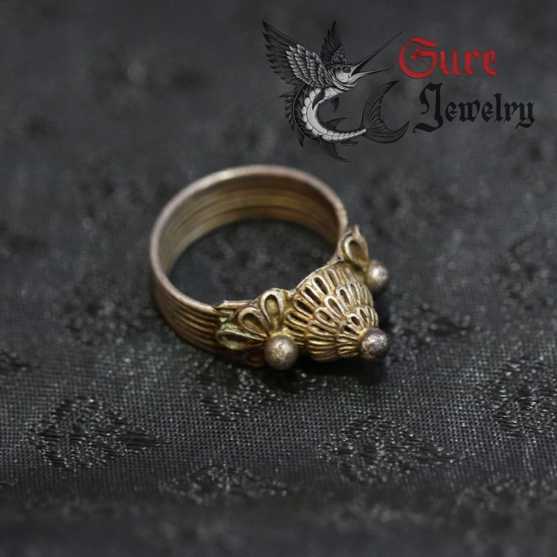 Tribal silver alloy ring top view – crown shape with floral engravings Tribal silver alloy ring top view – crown shape with floral engravings